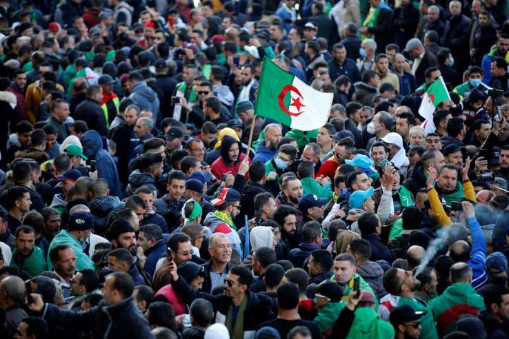 2021年2月16日，数千人在阿尔及利亚东部克雷拉塔（Kirrata）反政府运动的发源地行军