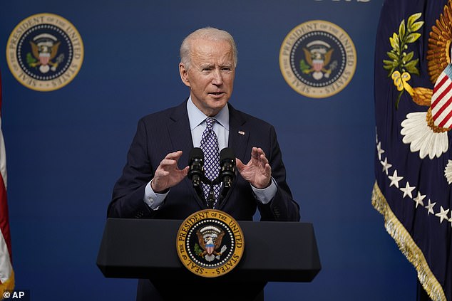 乔·拜登（Joe Biden）穿西装打领带：据称空袭杀死了22名伊朗支持的战斗机，这是拜登政府采取的第一项军事行动