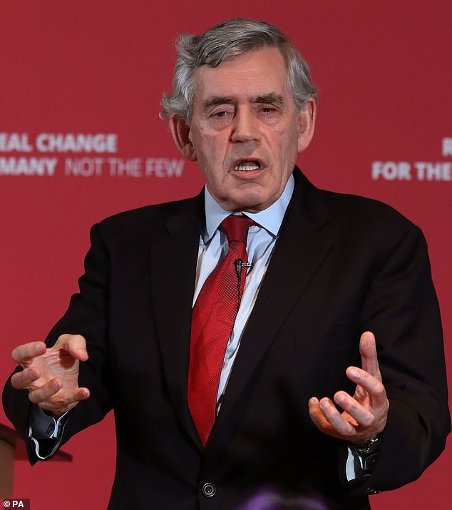 戈登·布朗（Gordon Brown）穿着西装和领带：戴维·卡梅伦（David Cameron）可能具有戈登·布朗（Gordon Brown）的鬼魂特征或托尼·布莱尔（Tony Blair）的长统袜