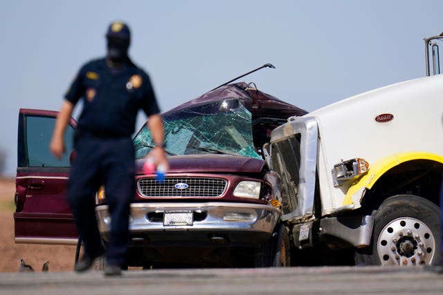 一个坐在卡车后面的人：撞车现场，其中有13人在SUV中丧生（Gregory Bull / AP）