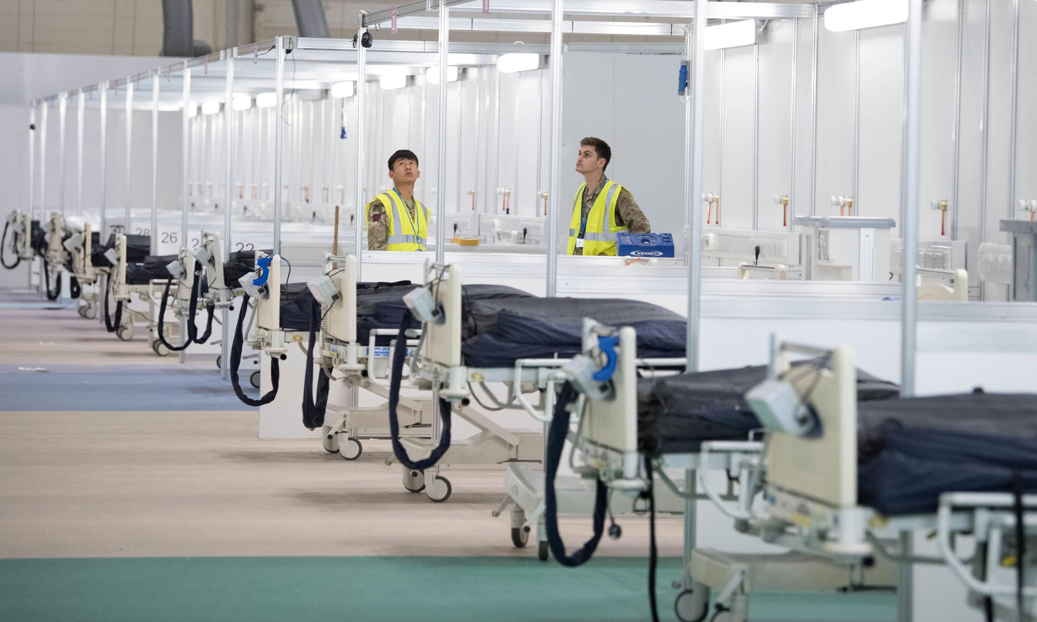 一群骑自行车的人：士兵帮助在伦敦的ExCel中心建立了Nightingale医院，该医院仅治疗了54名患者。