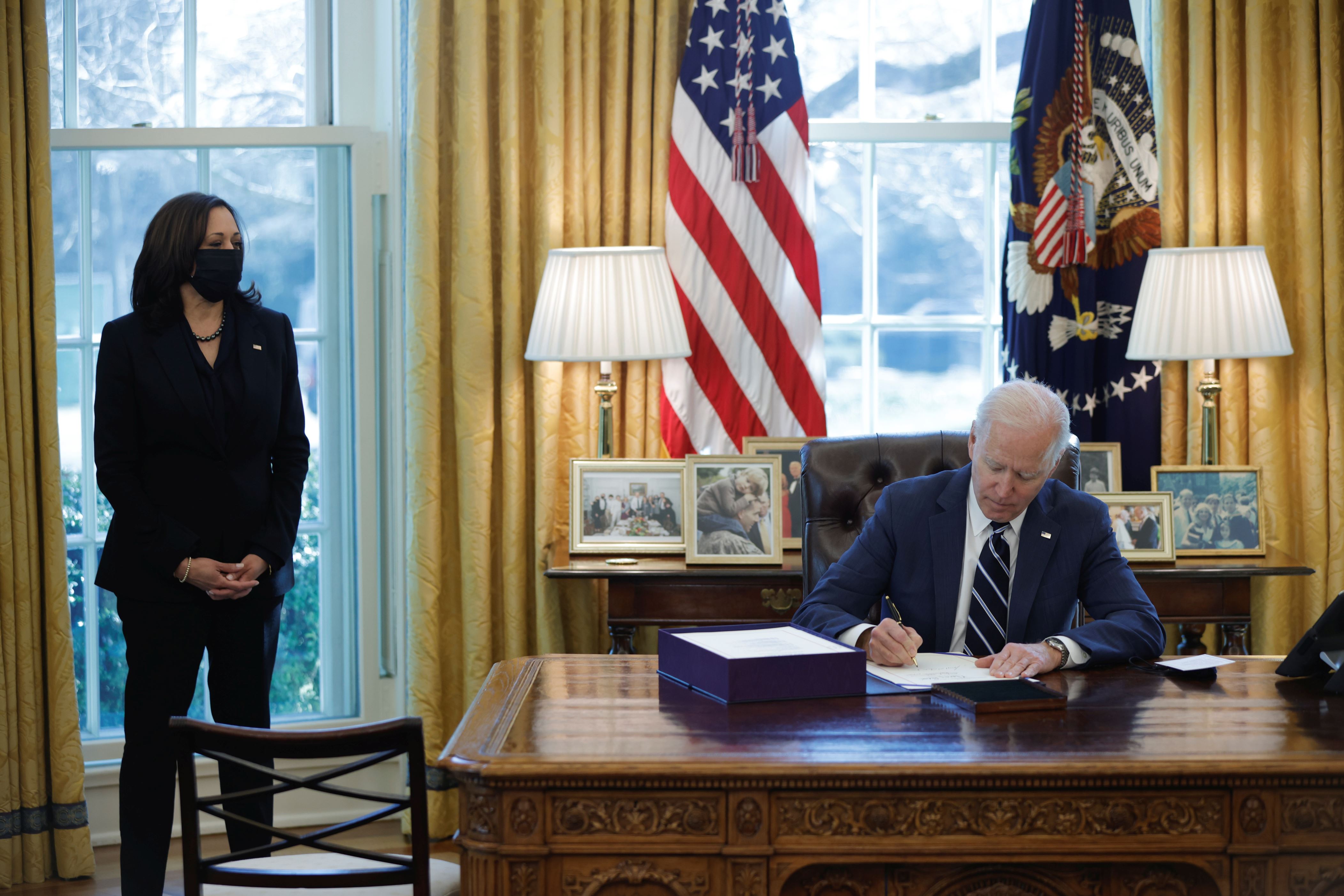 美国总统乔·拜登（Joe Biden）于2021年3月11日在美国华盛顿白宫椭圆形办公室内签署了《美国救援计划》，这是一整套经济救济措施，以应对冠状病毒病（COVID-19）大流行的影响。路透社/汤姆·布伦纳