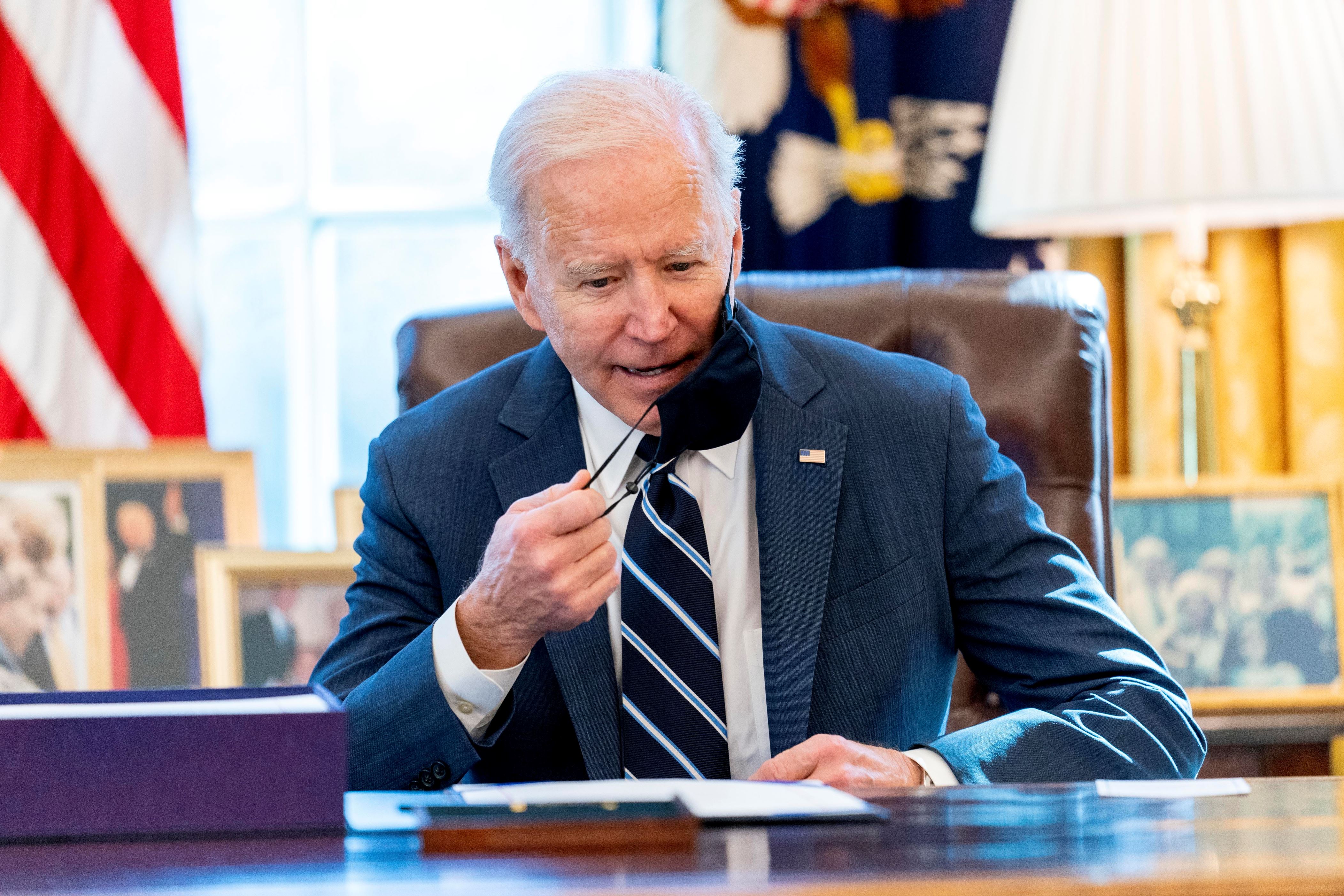 2021年3月11日，星期四，总统拜登（Joe Biden）坐下来在白宫椭圆形办公室签署了一项冠状病毒救济计划-美国救援计划。 （美联社照片/安德鲁·哈尼克）