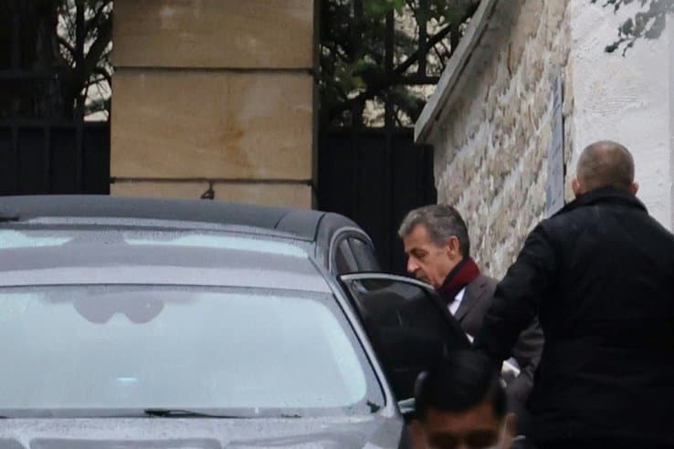 尼古拉斯·萨科奇（Nicolas Sarkozy）离开巴黎办公室，负责2021年3月17日的比格马里翁审判庭