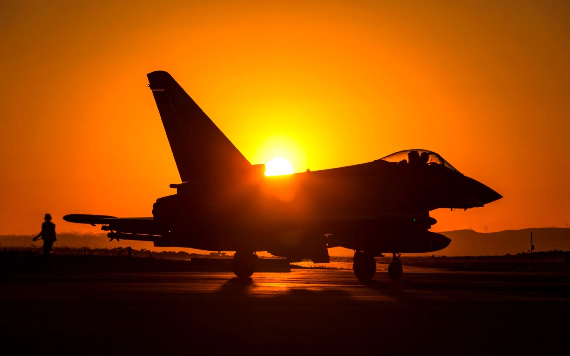 一架大型飞机在橙色日落时分：受影响的英国军用飞机正在塞浦路斯的阿克罗蒂里皇家空军进出-RAF