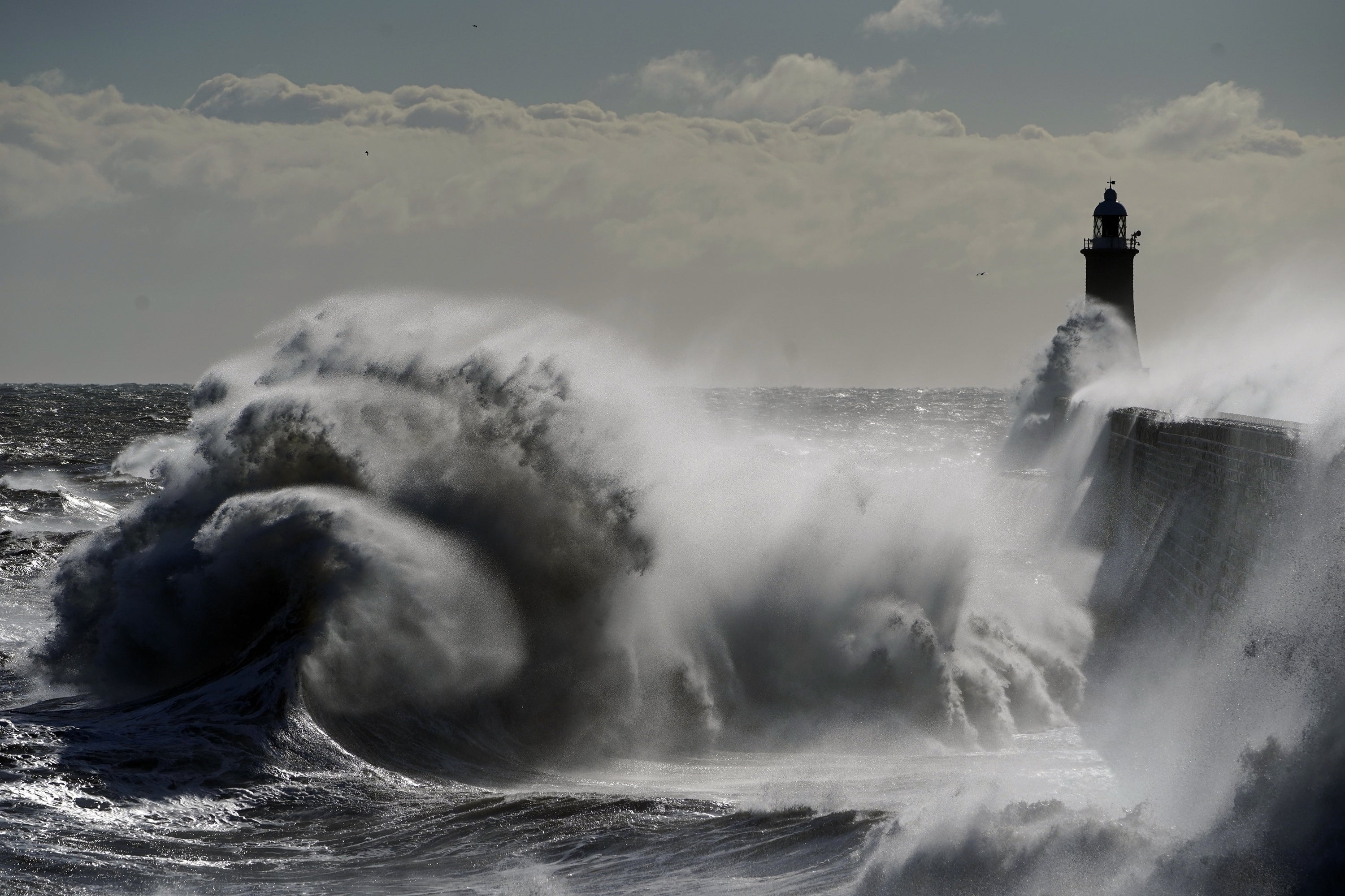 海浪冲向东北海岸的泰恩茅斯灯塔