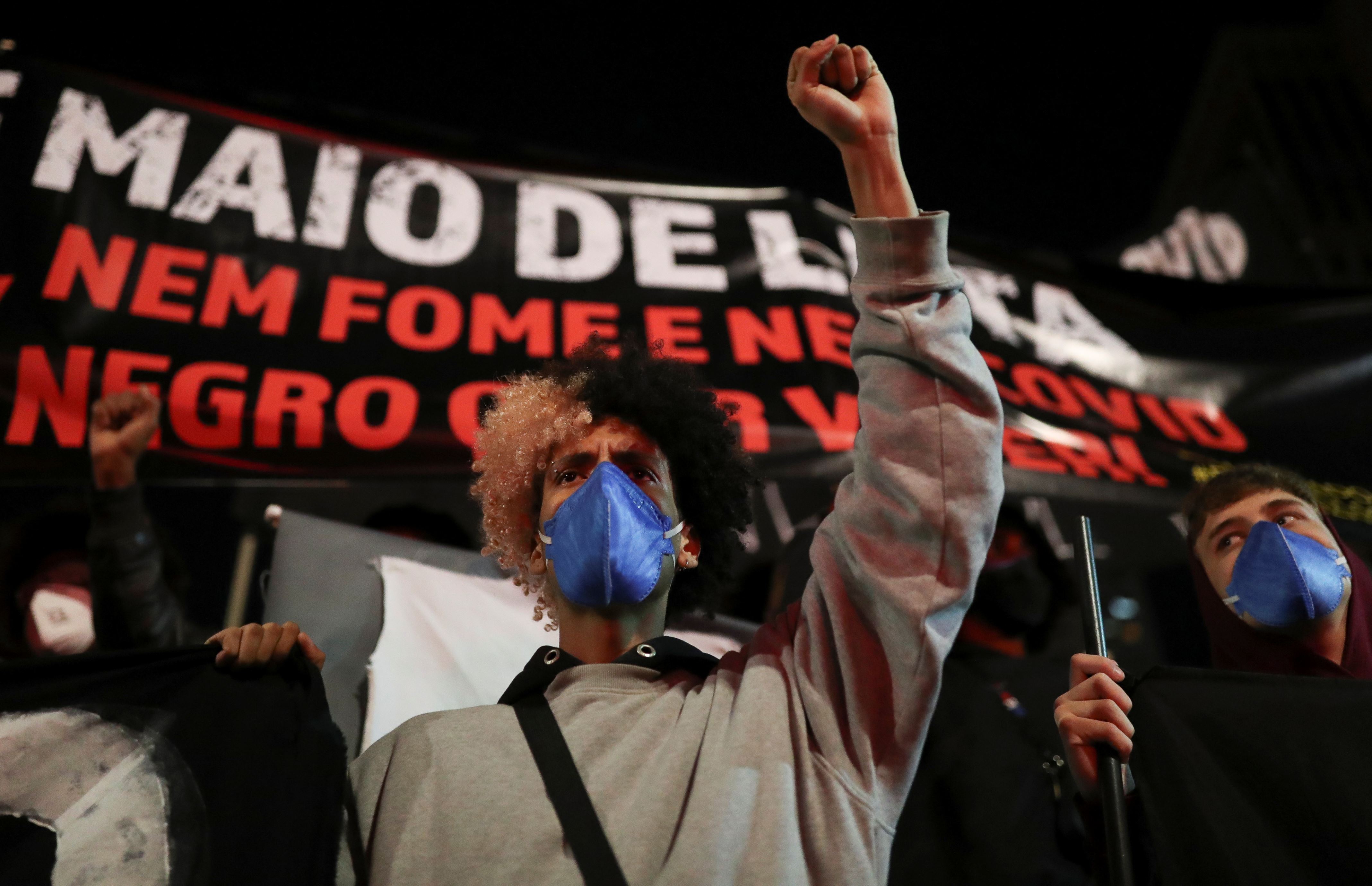 一个举着牌子的人：反对种族主义和警察暴力的抗议活动，在圣保罗
