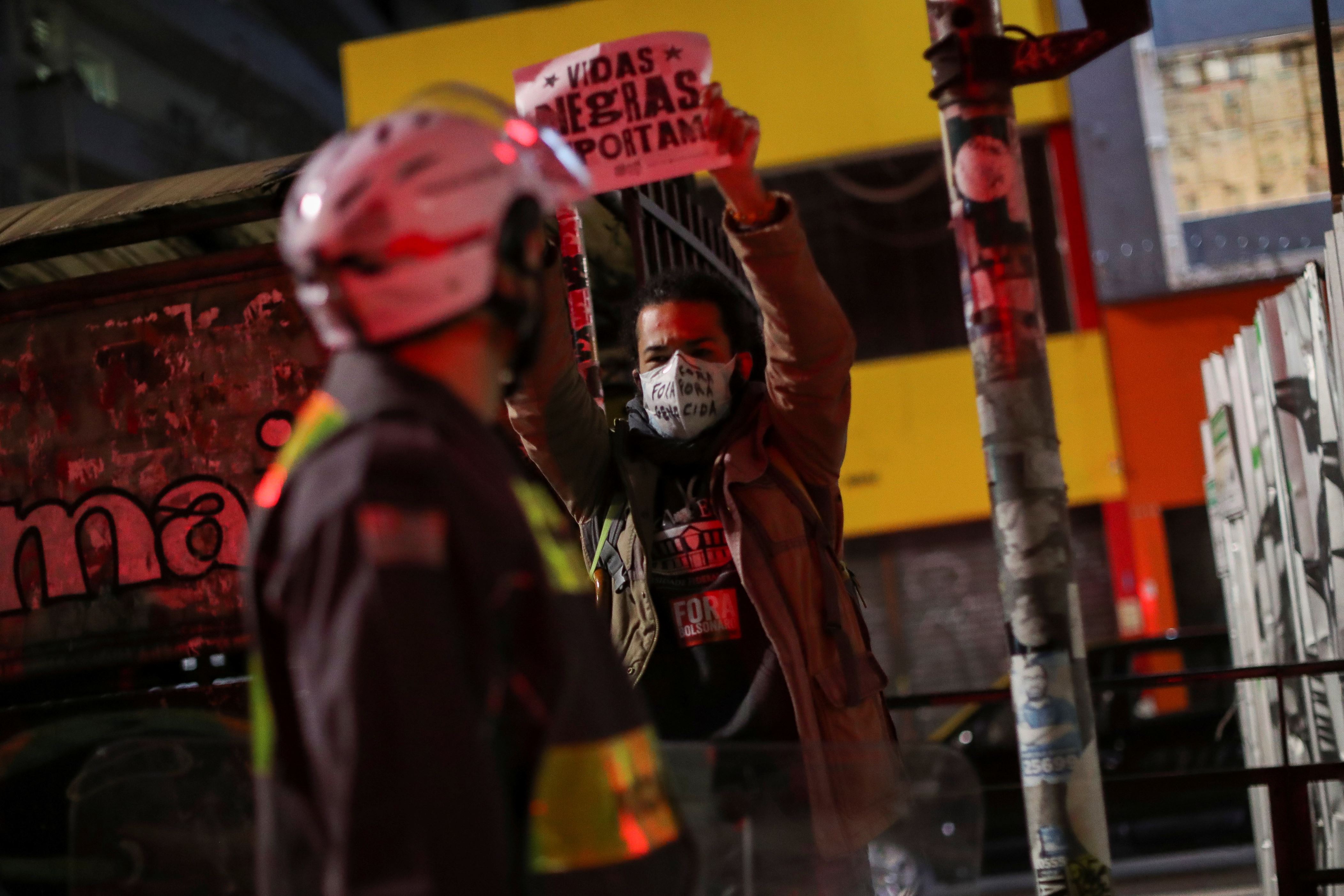 一个穿着服装的人：抗议种族主义和警察暴力，在圣保罗