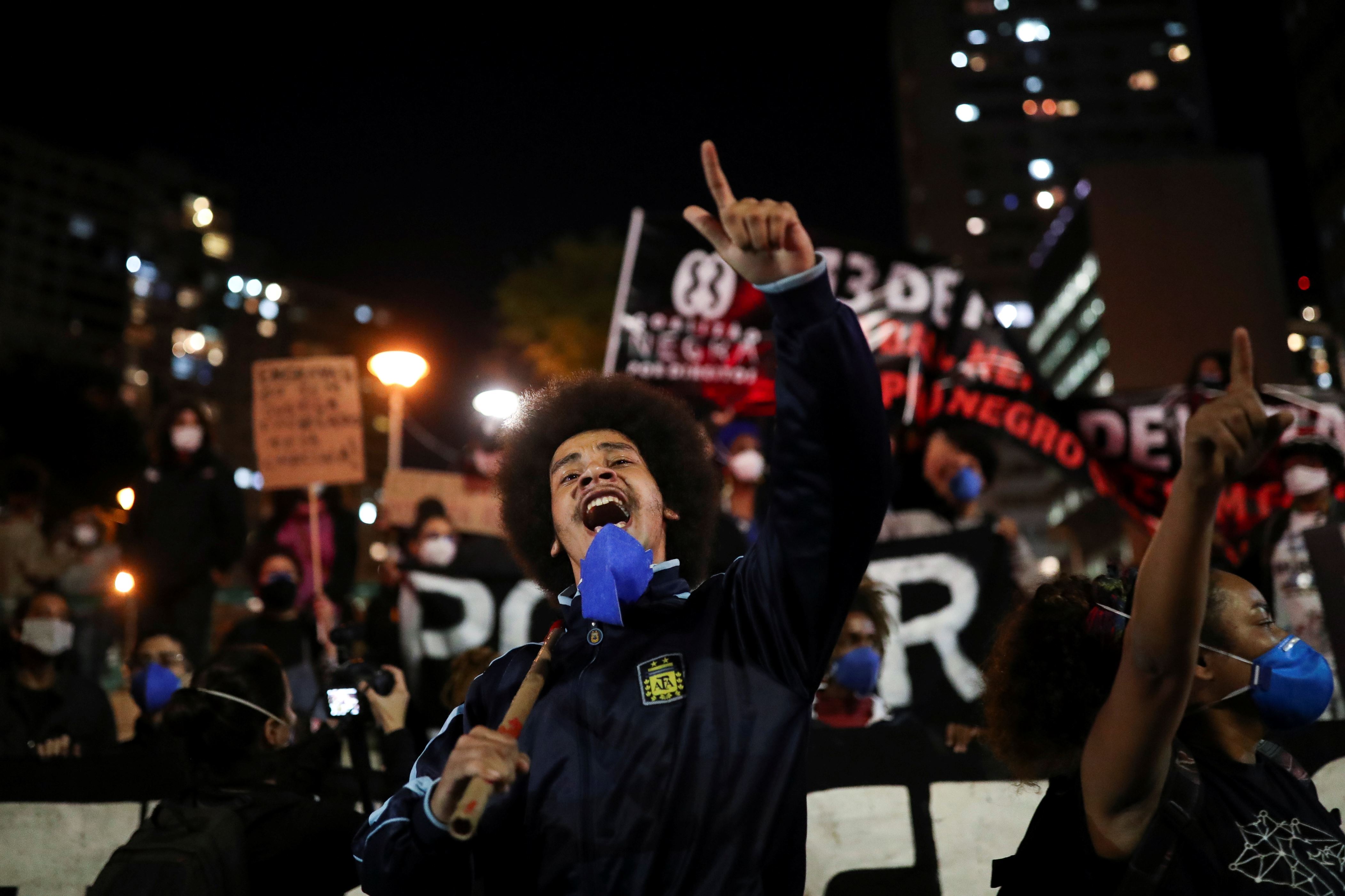 一个在舞台上骗人的人：在圣保罗抗议种族主义和警察暴力